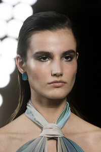 elie-saab-hc-clp-rs19-0365.thumb.jpg.69a27896213df6915e2f704ff4fa6206.jpg