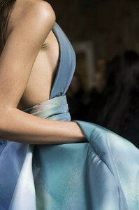 elie-saab-hc-clp-rs19-0376.thumb.jpg.e623eca83ae6a05096c9201a7433ff35.jpg
