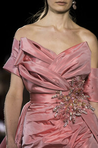 elie-saab-hc-clp-rs19-0385.thumb.jpg.74476a2061721673ee607fd5cdd958ae.jpg