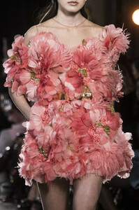 elie-saab-hc-clp-rs19-0455.thumb.jpg.bfddc2cd7090cb8d659f822411d82558.jpg