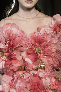 elie-saab-hc-clp-rs19-0457.thumb.jpg.ae332d97a30a29844e17c9c3ce25f6c8.jpg