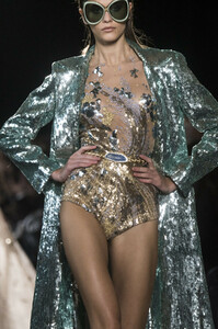 elie-saab-hc-clp-rs19-0472.thumb.jpg.ca697ee918405b08e85ff2fe8120857c.jpg