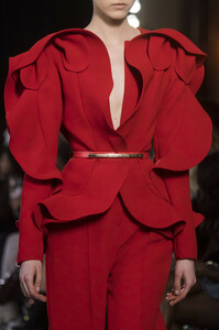 elie-saab-hc-clp-rs19-0587.thumb.jpg.8910cda682a8675f6696f29dcc659dca.jpg