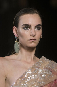elie-saab-hc-clp-rs19-0694.thumb.jpg.86e924a86409ccc282166862a722e759.jpg