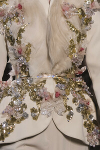 elie-saab-hc-clp-rs19-0742.thumb.jpg.cb7fafb2f1fa97e6421b2f825a91c7b5.jpg