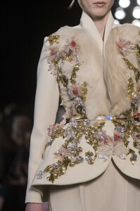 elie-saab-hc-clp-rs19-0745.thumb.jpg.d66366ca9434474fb2ee2c4bb0976863.jpg