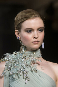 elie-saab-hc-clp-rs19-0767.thumb.jpg.221d8880fa53f5689c6b20558d6b0ca1.jpg