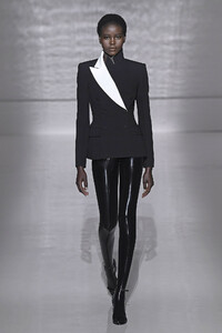 givenchy-couture-spring-2019-paris-fashion-week-pfw-001(1).thumb.jpg.79eddd74c8470cfec0c69cb615657858.jpg