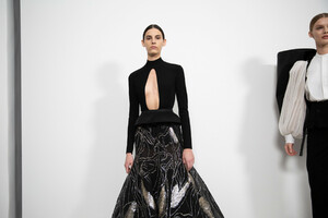givenchy-hc-bks-m-rs19-3556.thumb.jpg.2d9569381575e67344a123defe8393f7.jpg