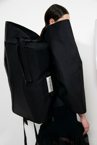 givenchy-hc-bks-v-rs19-8660.thumb.jpg.d576eb564754d065dd22901dbfac3337.jpg