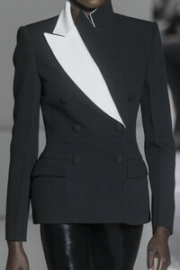 givenchy-hc-clp-rs19-1515.thumb.jpg.299f5989ce2c6b40f8bae2fe205709d0.jpg