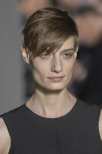 givenchy-hc-clp-rs19-1555.thumb.jpg.08d27538b69e0c6e64dceb25d97e1047.jpg