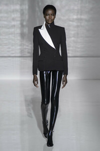 givenchy-hc-rs19-0002.thumb.jpg.97957f8107dbfa58a7406079019fcaa5.jpg