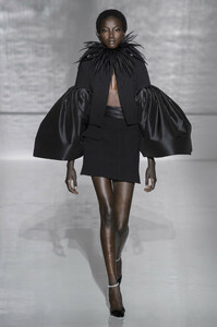 givenchy-hc-rs19-0122.thumb.jpg.27e43091245e2e30972b4cc39bebd0f1.jpg