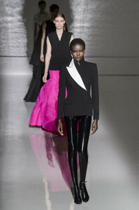 givenchy-hc-rs19-0515.thumb.jpg.69fba5933327155535f7455a485a684d.jpg