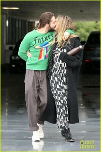 heidi-klum-tom-kaulitz-show-pda-during-shopping-trip-04.jpg