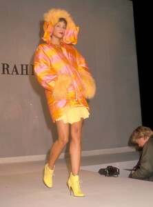 isaac-mizrahi-fw-1994.thumb.jpg.e02c05d171c5ca5480fd105114022e1c.jpg