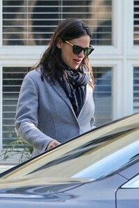 jennifer-garner-in-casual-attire-at-brentwood-country-mart-01-28-2019-3.jpg
