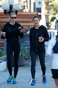 jennifer-garner-in-tights-leaves-the-gym-in-brentwood-01-19-2019-3.jpg