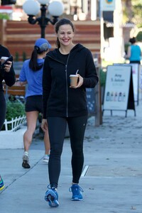 jennifer-garner-in-tights-leaves-the-gym-in-brentwood-01-19-2019-6.jpg