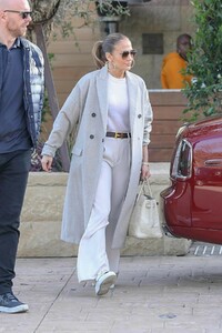 jennifer-lopez-leaves-soho-house-in-malibu-12-30-2018-0.jpg