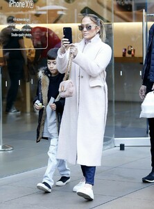 jennifer-lopez-shopping-at-the-grove-in-los-angeles-01-08-2019-0.jpg