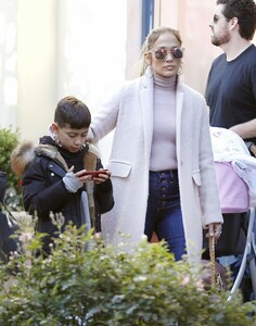 jennifer-lopez-shopping-at-the-grove-in-los-angeles-01-08-2019-1.jpg