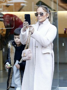 jennifer-lopez-shopping-at-the-grove-in-los-angeles-01-08-2019-2.jpg