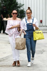 jennifer-lopez-street-style-01-27-2019-2.jpg