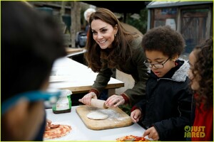 kate-middleton-isnt-sure-if-the-queen-eats-pizza-02.jpg
