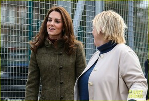 kate-middleton-isnt-sure-if-the-queen-eats-pizza-05.jpg