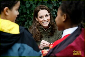 kate-middleton-isnt-sure-if-the-queen-eats-pizza-10.jpg