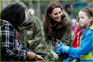 kate-middleton-isnt-sure-if-the-queen-eats-pizza-15.jpg