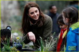 kate-middleton-isnt-sure-if-the-queen-eats-pizza-16.jpg
