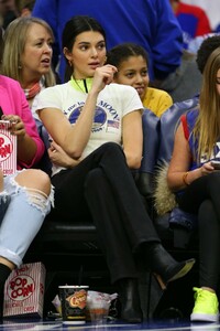 kendall-jenner-at-76ers-vs-thunder-game-in-philadelphia-01-19-2019-2.jpg