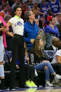 kendall-jenner-at-76ers-vs-thunder-game-in-philadelphia-01-19-2019-4.jpg