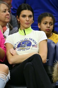 kendall-jenner-at-76ers-vs-thunder-game-in-philadelphia-01-19-2019-7.jpg