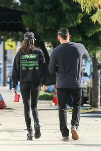 kendall-jenner-booty-in-tights-01-09-2019-10.jpg