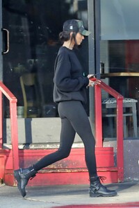 kendall-jenner-booty-in-tights-01-09-2019-7.jpg