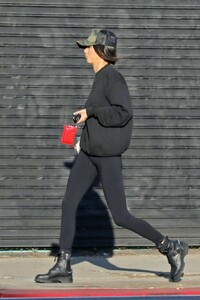 kendall-jenner-booty-in-tights-01-09-2019-8.jpg