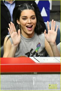 kendall-jenner-girls-night-clippers-game-03.jpg