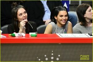 kendall-jenner-girls-night-clippers-game-04.jpg