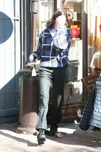 kendall-jenner-outside-alfred-s-in-west-hollywood-12-31-2018-9.jpg