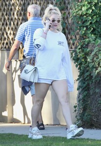 kesha-leggy-in-shorts-01-27-2019-5.jpg