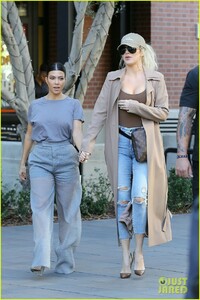 khloe-kardashian-kourtney-kardashian-kanye-for-president-hat-03.jpg