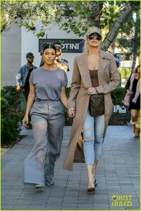 khloe-kardashian-kourtney-kardashian-kanye-for-president-hat-07.jpg