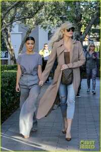 khloe-kardashian-kourtney-kardashian-kanye-for-president-hat-16.jpg