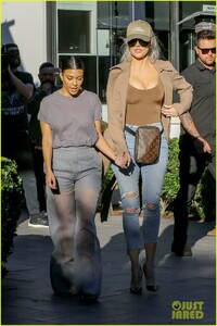 khloe-kardashian-kourtney-kardashian-kanye-for-president-hat-19.jpg