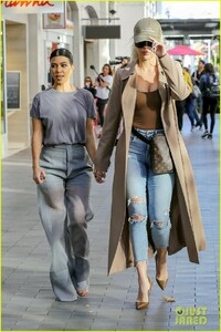 khloe-kardashian-kourtney-kardashian-kanye-for-president-hat-21.jpg