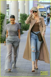 khloe-kardashian-kourtney-kardashian-kanye-for-president-hat-27.jpg